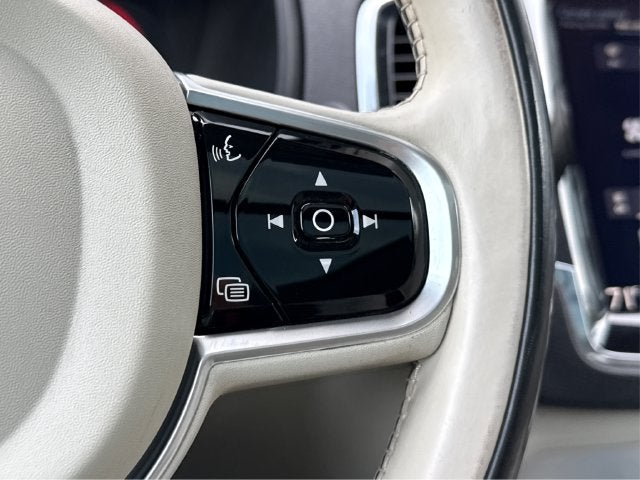 2017 Volvo XC90 T6 Momentum