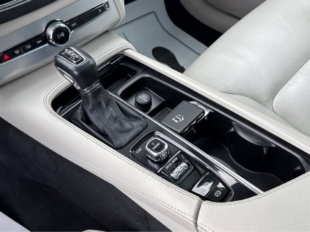 2017 Volvo XC90 T6 Momentum